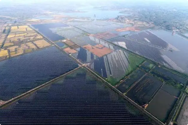 湖北最大渔光互补光伏项目局部并网发电